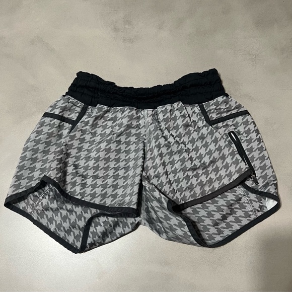 LULULEMON Tracker Short II 2-Way Stretch - Picture 3 of 11